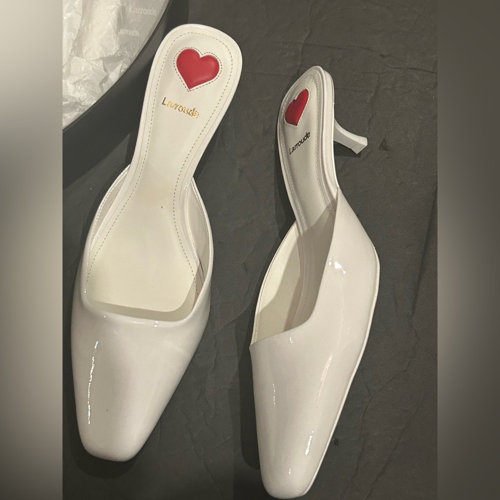 Larroude white patent Leather slip on Mule Size 8.5 New with heart shaped box - Picture 10 of 11